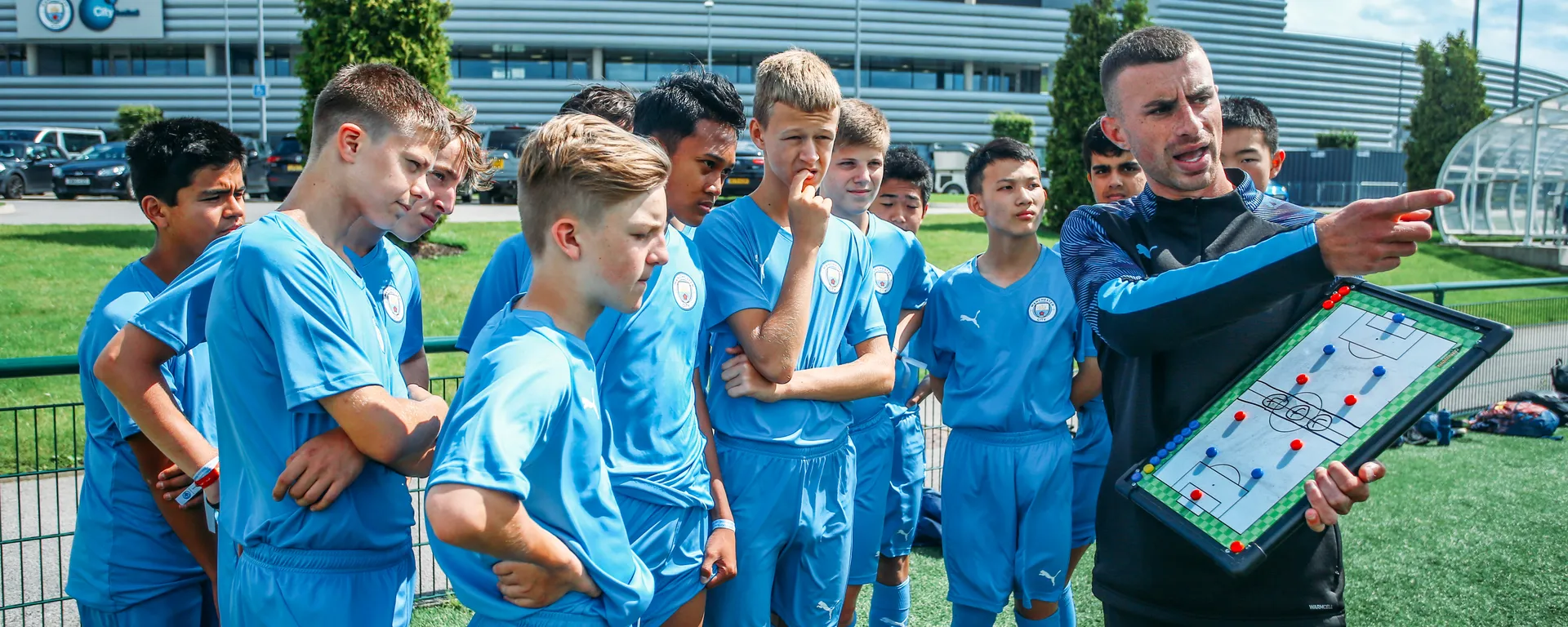 Equipo del Manchester City rodeando a su entrenador