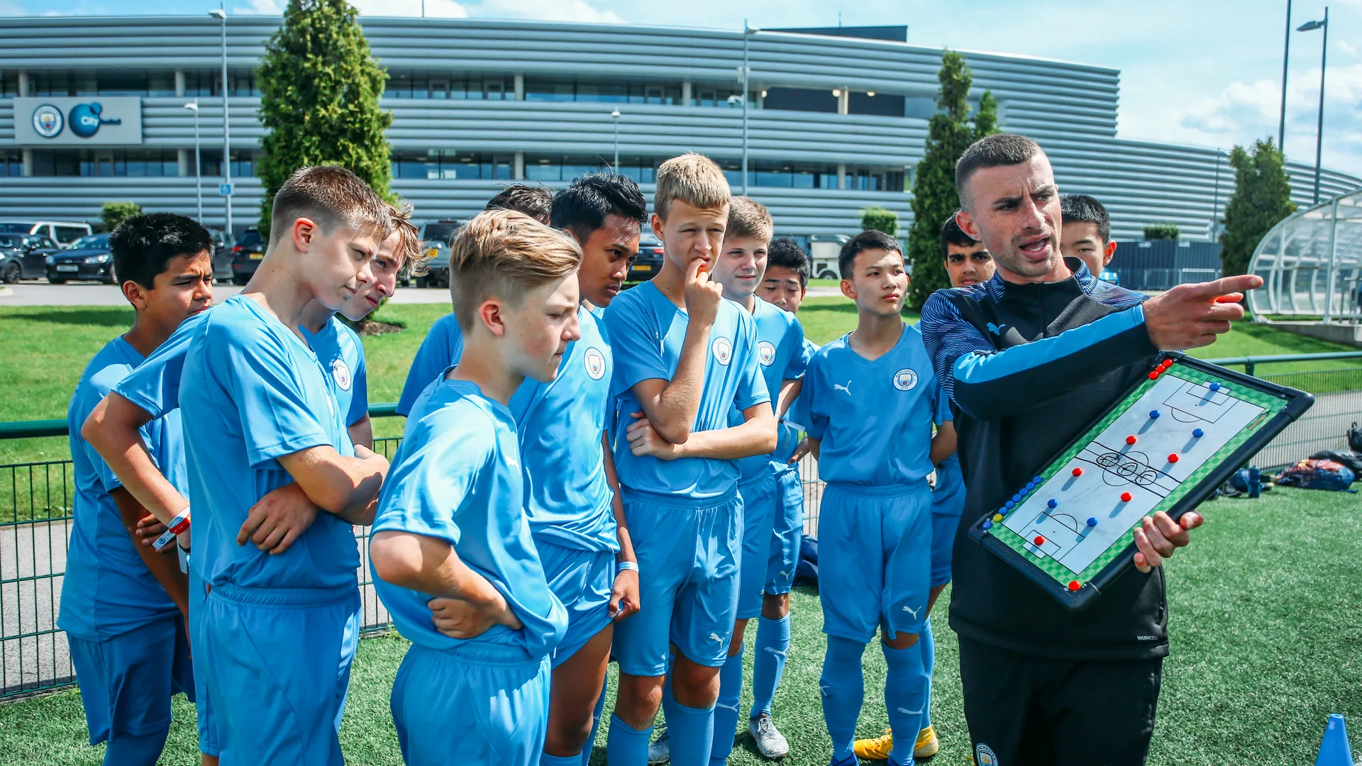 Equipo del Manchester City rodeando a su entrenador